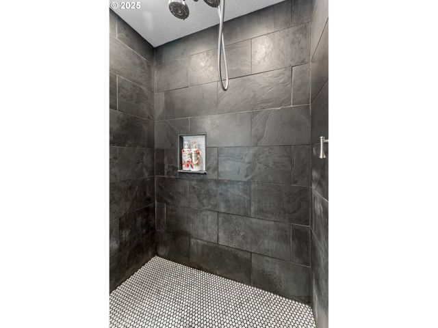 523 W BROCCOLI St, Roseburg, OR 97471