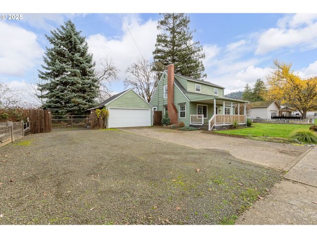 523 W BROCCOLI St, Roseburg, OR 97471