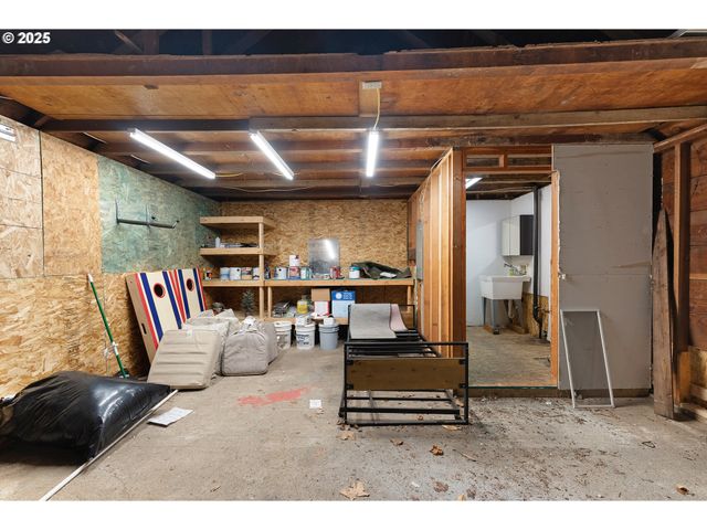 523 W BROCCOLI St, Roseburg, OR 97471