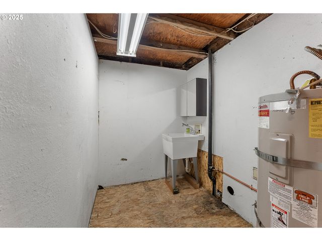 523 W BROCCOLI St, Roseburg, OR 97471