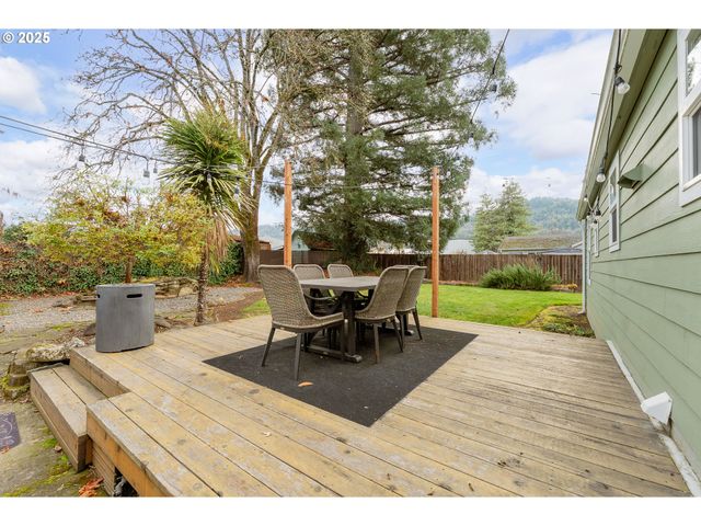 523 W BROCCOLI St, Roseburg, OR 97471