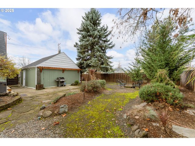 523 W BROCCOLI St, Roseburg, OR 97471