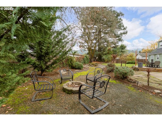 523 W BROCCOLI St, Roseburg, OR 97471