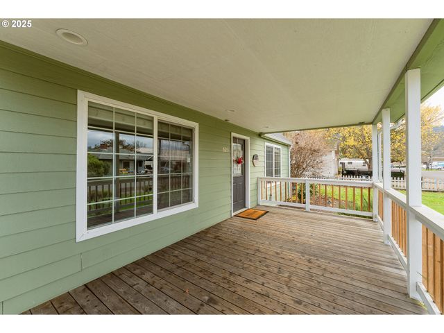 523 W BROCCOLI St, Roseburg, OR 97471