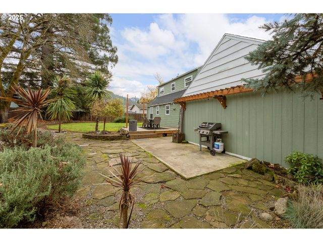 523 W BROCCOLI St, Roseburg, OR 97471