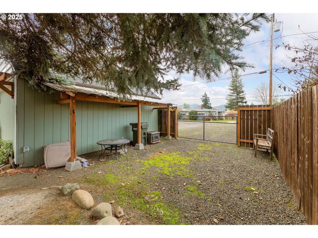 523 W BROCCOLI St, Roseburg, OR 97471