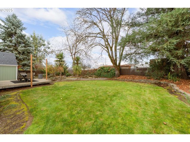 523 W BROCCOLI St, Roseburg, OR 97471