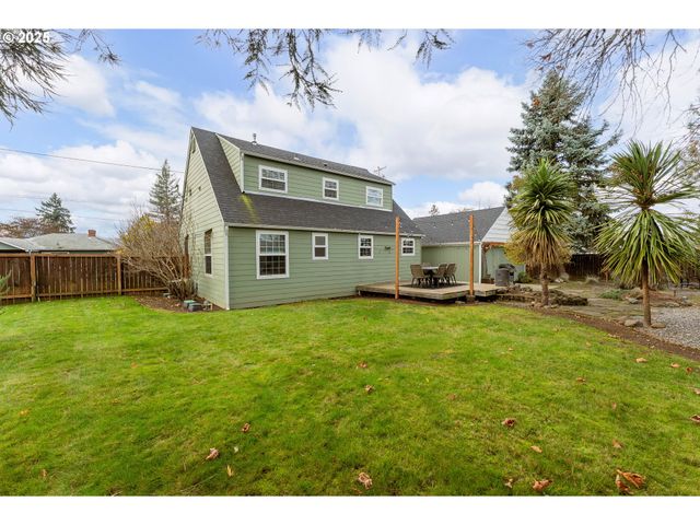 523 W BROCCOLI St, Roseburg, OR 97471