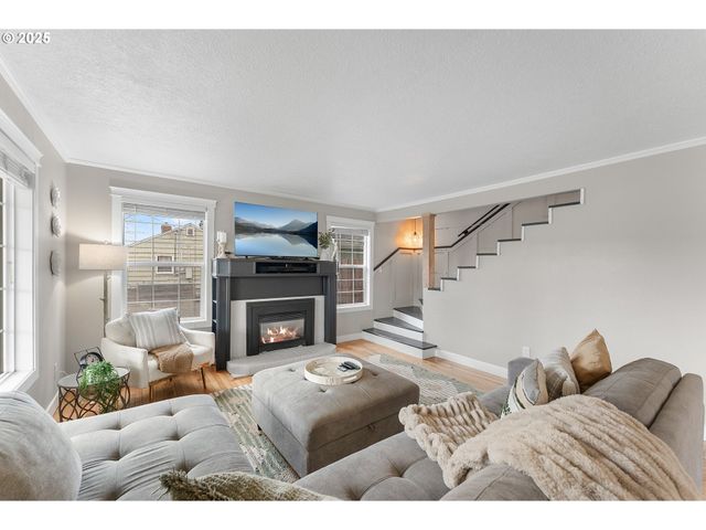 523 W BROCCOLI St, Roseburg, OR 97471