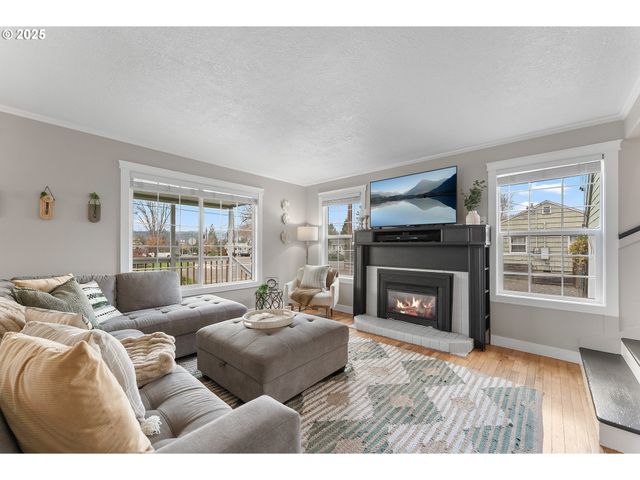 523 W BROCCOLI St, Roseburg, OR 97471