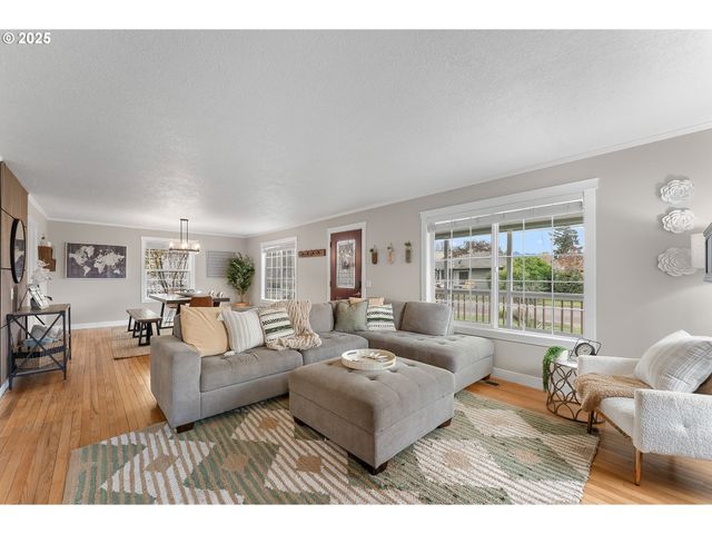 523 W BROCCOLI St, Roseburg, OR 97471