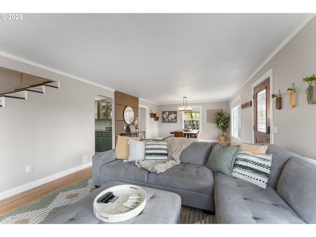 523 W BROCCOLI St, Roseburg, OR 97471