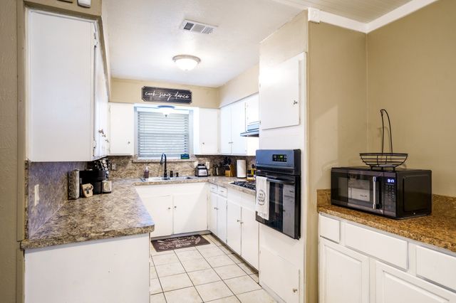 6725 Plantation Road, Forest Hill, TX 76140
