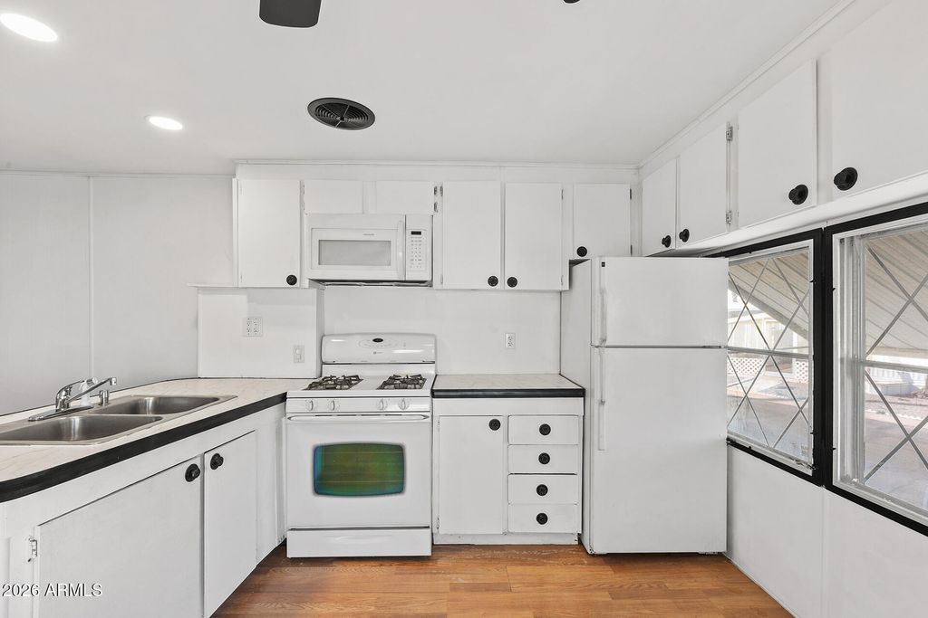 Image 13 of property listing at 10540 E APACHE Trail 127, Apache Junction, AZ 85120