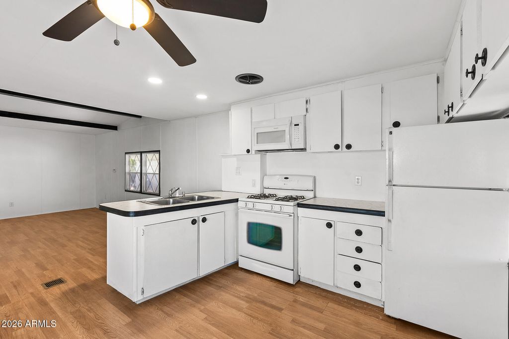 Image 14 of property listing at 10540 E APACHE Trail 127, Apache Junction, AZ 85120