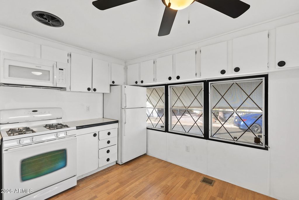 Image 3 of property listing at 10540 E APACHE Trail 127, Apache Junction, AZ 85120