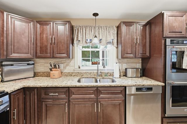 45 Constitution Dr, Leominster, MA 01453