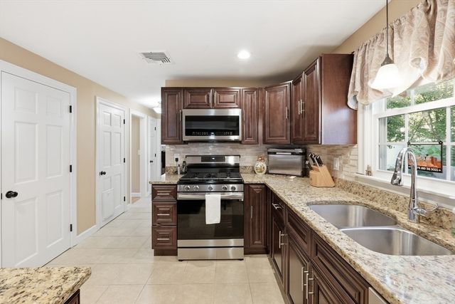 45 Constitution Dr, Leominster, MA 01453