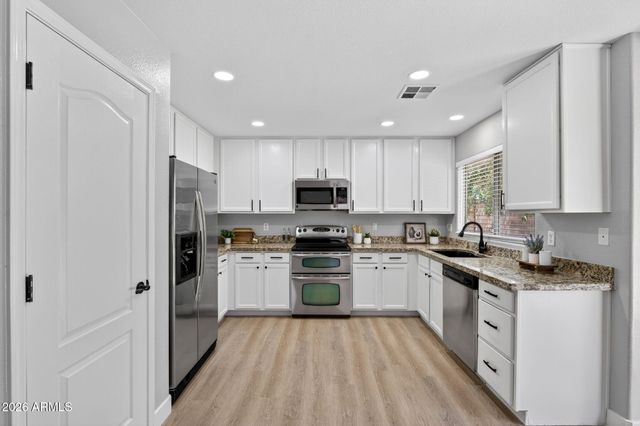 219 W ANGELA Drive, Phoenix, AZ 85023