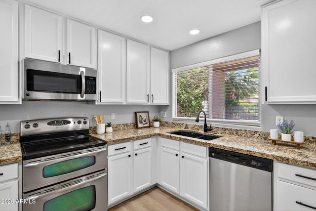 219 W ANGELA Drive, Phoenix, AZ 85023