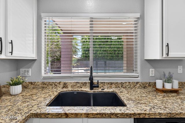 219 W ANGELA Drive, Phoenix, AZ 85023