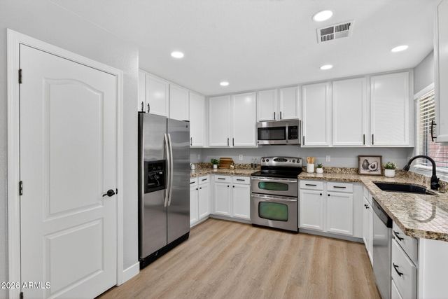 219 W ANGELA Drive, Phoenix, AZ 85023