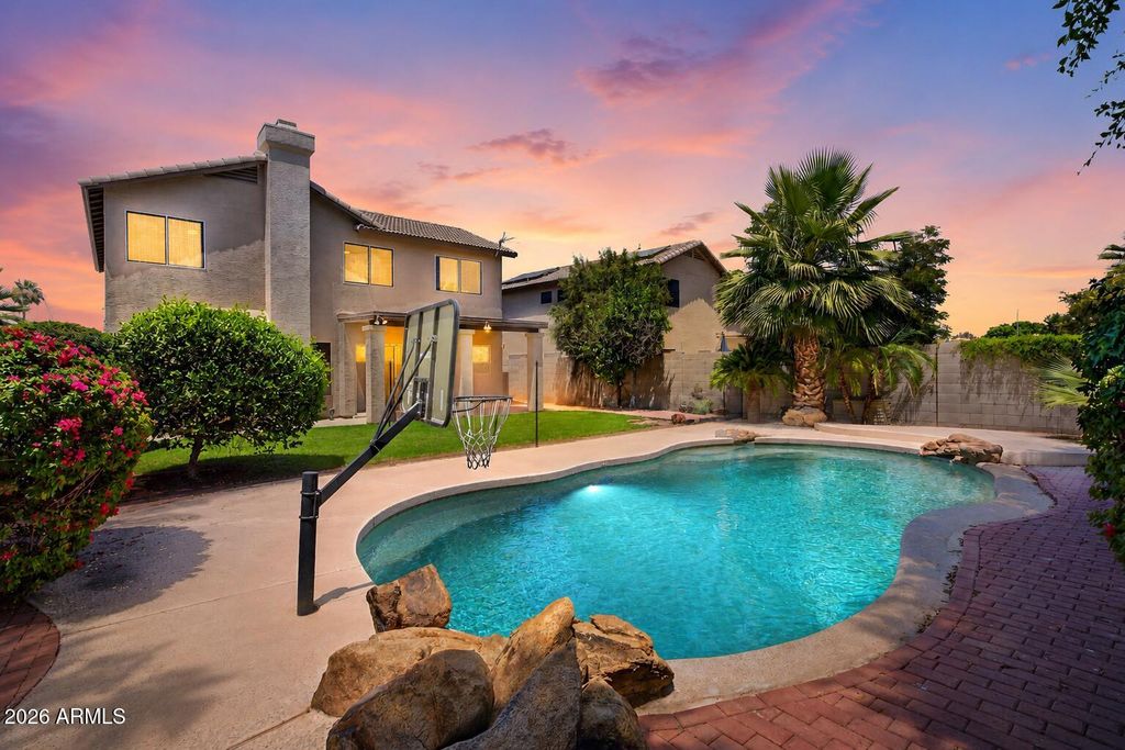 219 W ANGELA Drive, Phoenix, AZ 85023