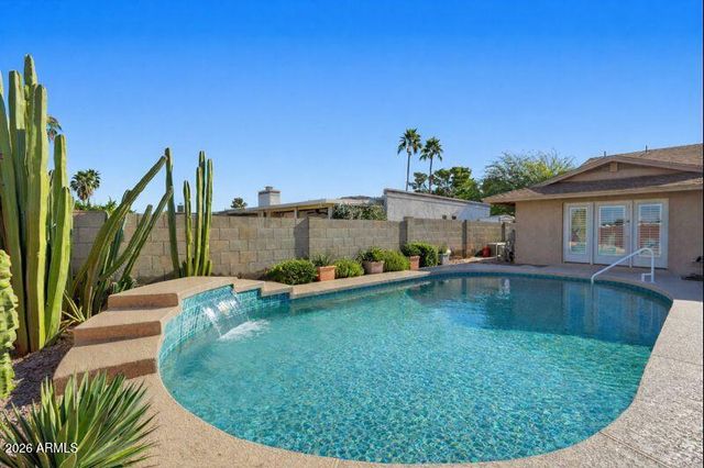 16 W WOOD Drive, Phoenix, AZ 85029