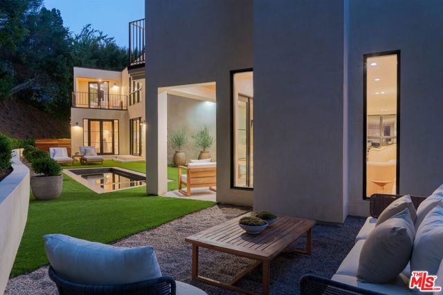1417 Bluebird Avenue, West Hollywood, CA 90069