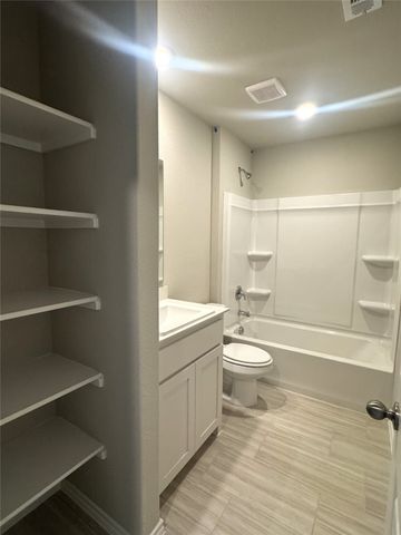 5561 Rollins, Krum, TX 76249