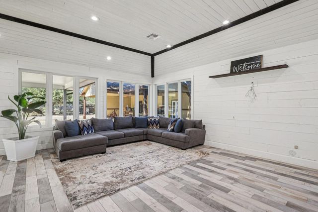 323 E Palm Street, Fresno, TX 77545