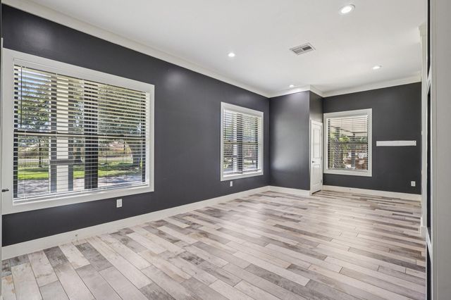 323 E Palm Street, Fresno, TX 77545