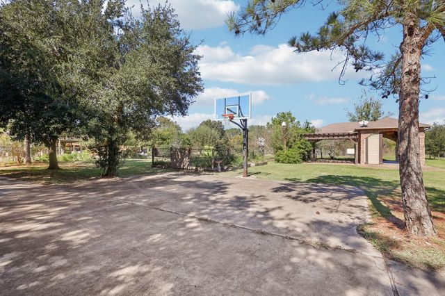 323 E Palm Street, Fresno, TX 77545