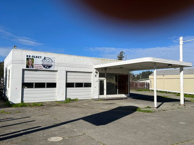 822 Redwood Drive, Garberville, CA 95542