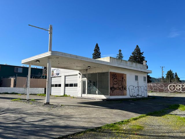 822 Redwood Drive, Garberville, CA 95542