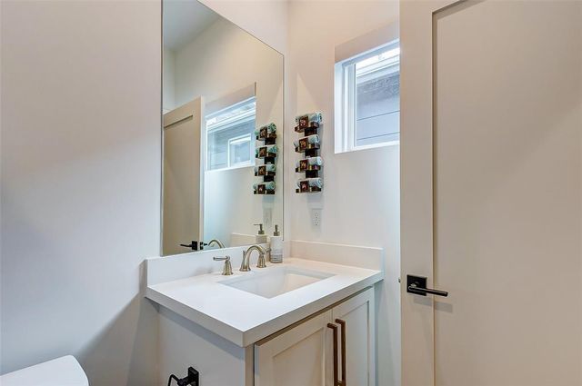 728 E 14th Street B, Houston, TX 77008