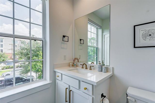 728 E 14th Street B, Houston, TX 77008