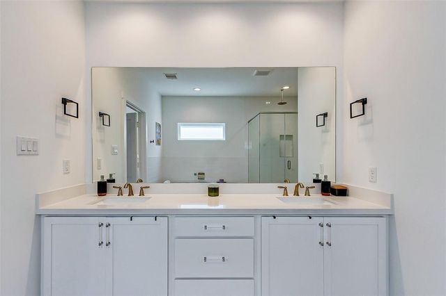 728 E 14th Street B, Houston, TX 77008