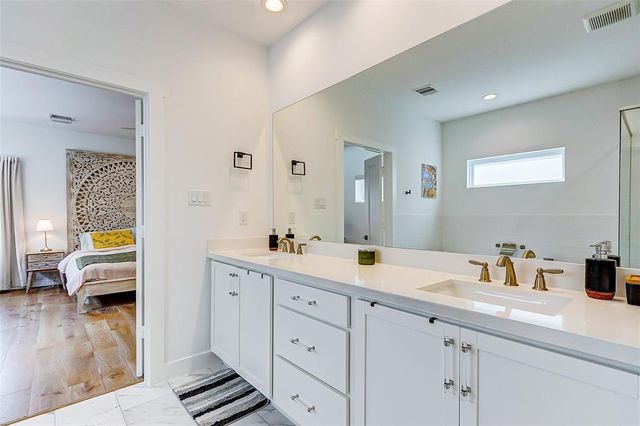 728 E 14th Street B, Houston, TX 77008