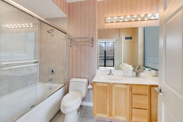 435 W ERIE Street 701, Chicago, IL 60654