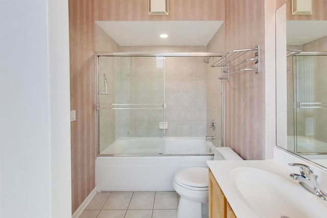 435 W ERIE Street 701, Chicago, IL 60654