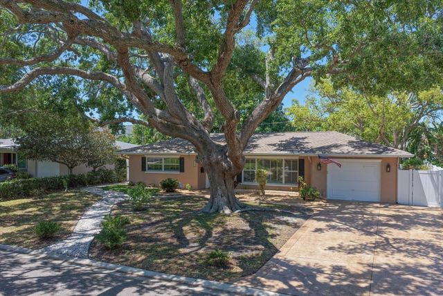 1702 MEREDITH LANE, Belleair, FL 33756