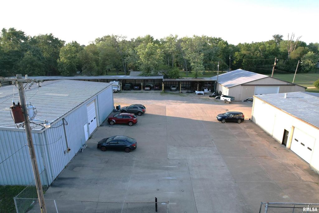 Image 2 of property listing at 1300 GEORGE Street, Mt Vernon, IL 62864