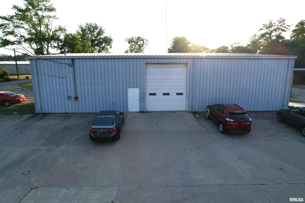 Image 15 of property listing at 1300 GEORGE Street, Mt Vernon, IL 62864