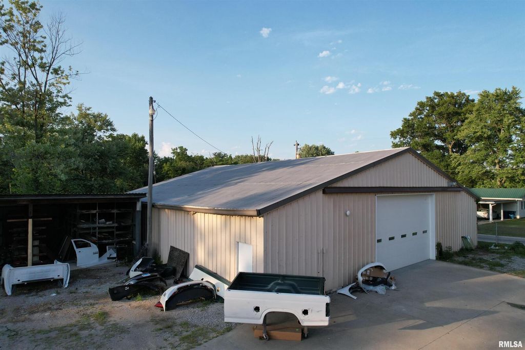 Image 16 of property listing at 1300 GEORGE Street, Mt Vernon, IL 62864