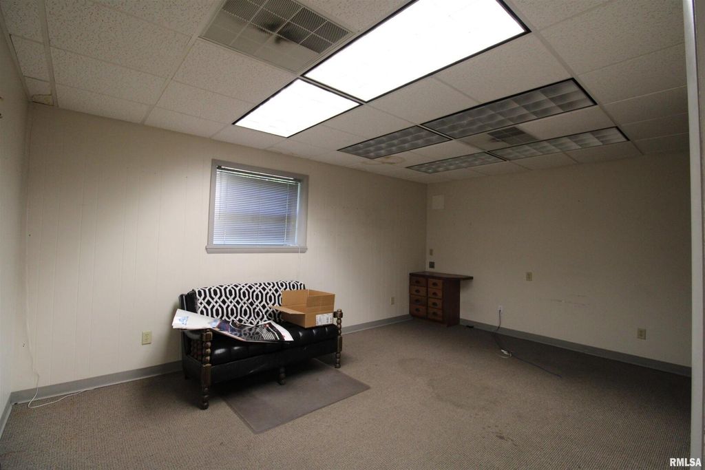 Image 6 of property listing at 1300 GEORGE Street, Mt Vernon, IL 62864