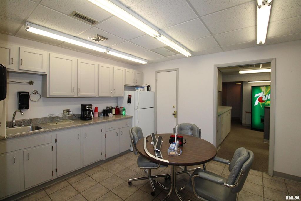 Image 8 of property listing at 1300 GEORGE Street, Mt Vernon, IL 62864