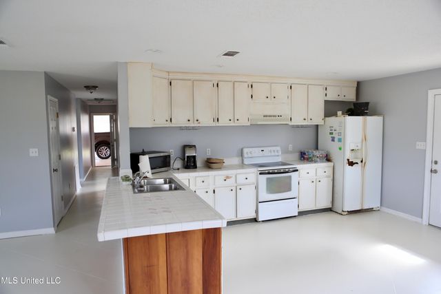 6157 Road 541, Kiln, MS 39556