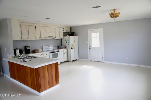 6157 Road 541, Kiln, MS 39556