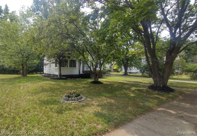 19925 Saxton Avenue, Southfield, MI 48075